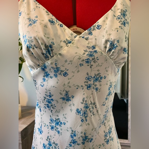 Size 10 - White & Blue Floral slim Maxi Dress from Miss Shop - Picture 10 of 13